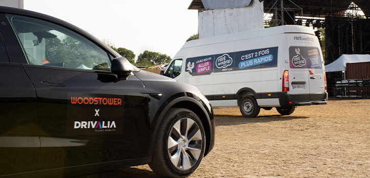 Véhicule utilitaire et Tesla Y sur le festival Woodstower