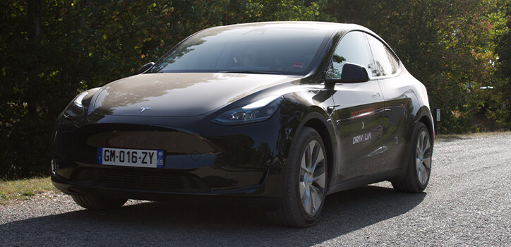 Une tesla Y au Woodstower 2023